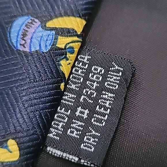 Vintage Pooh Tie - Picture 4 of 12